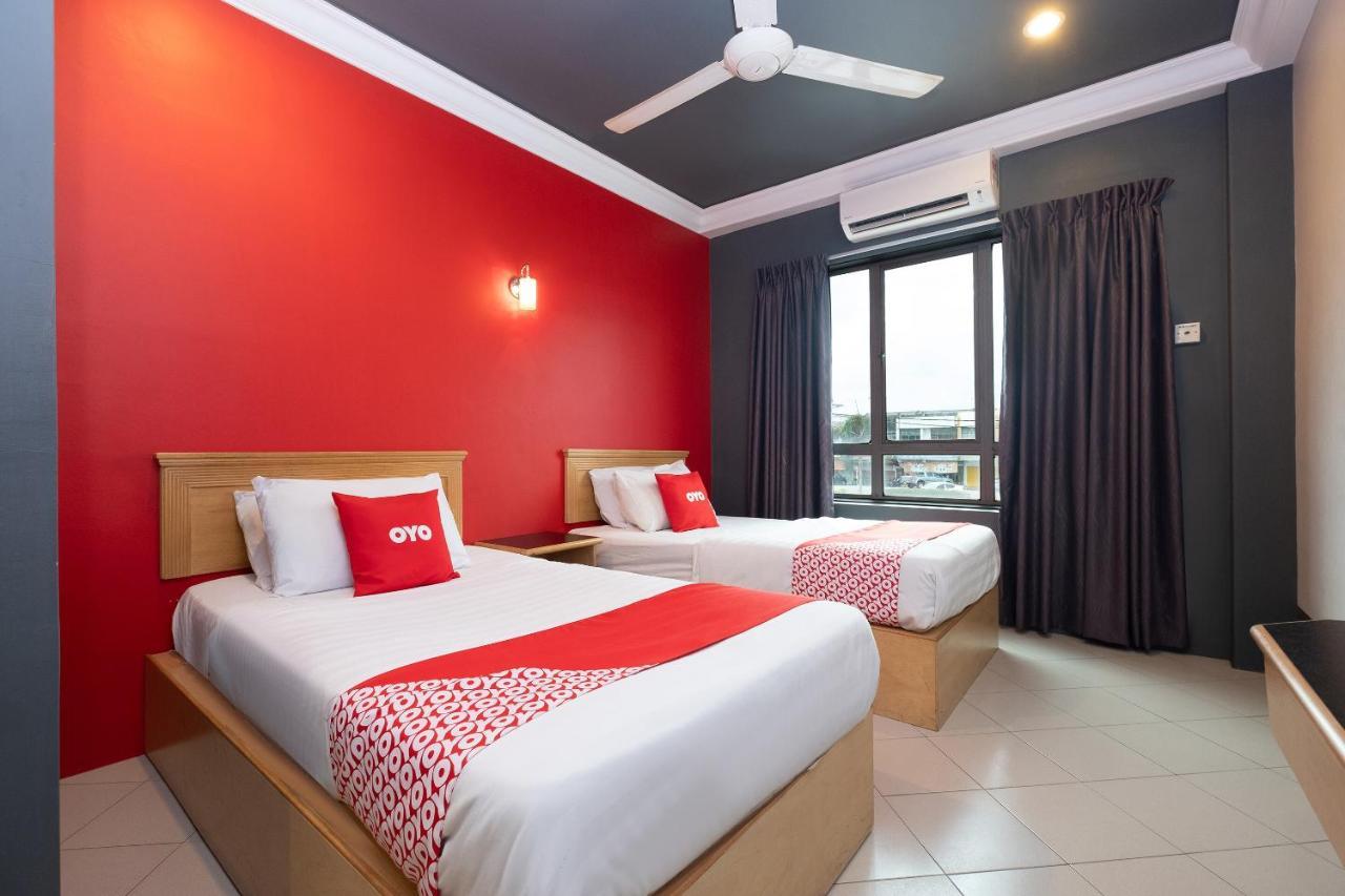 Oyo 90050 V Hotel Teluk Intan Bagian luar foto