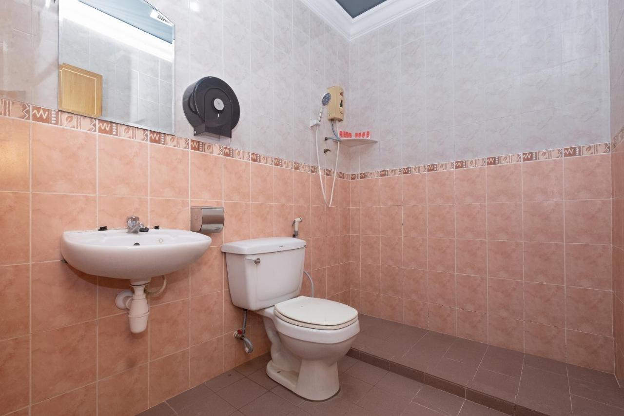 Oyo 90050 V Hotel Teluk Intan Bagian luar foto