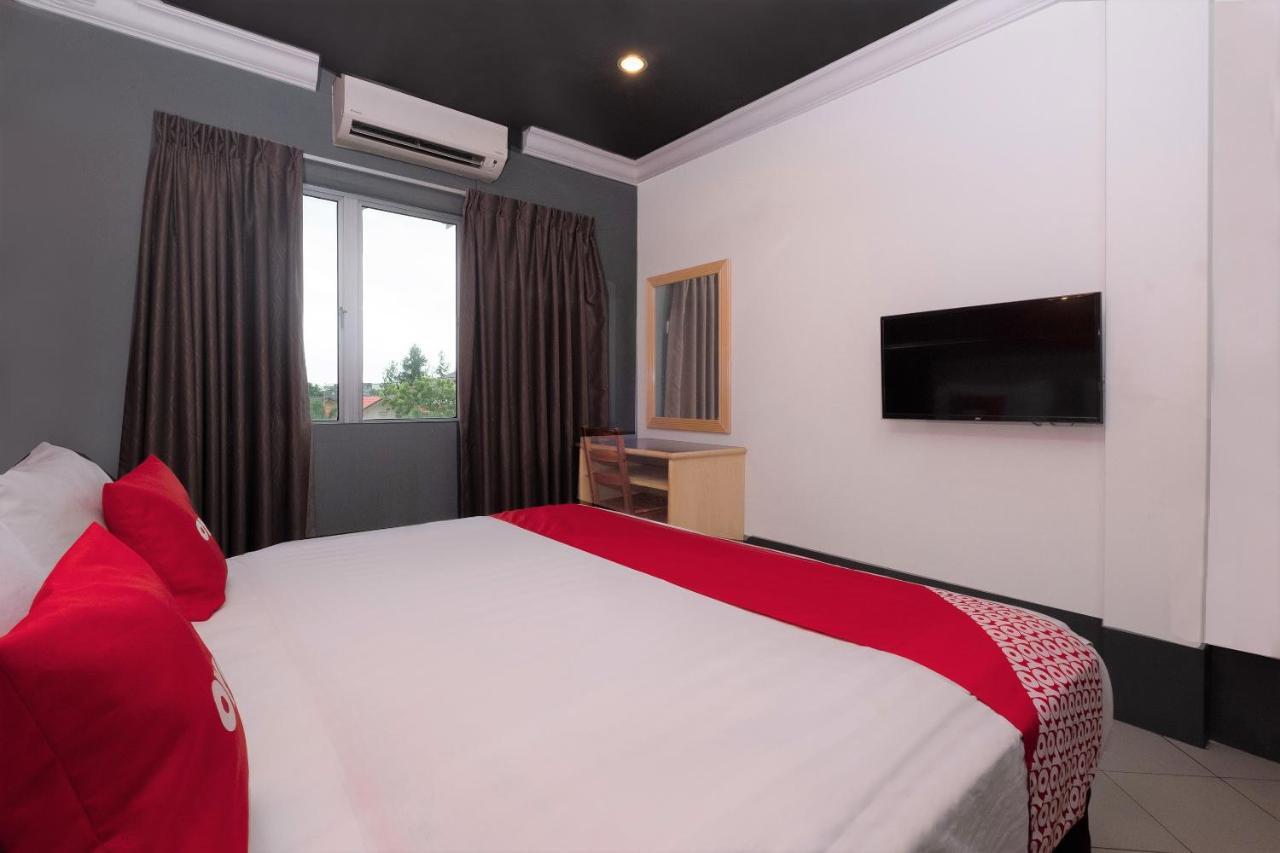 Oyo 90050 V Hotel Teluk Intan Bagian luar foto