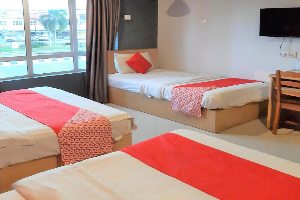 Oyo 90050 V Hotel Teluk Intan Bagian luar foto
